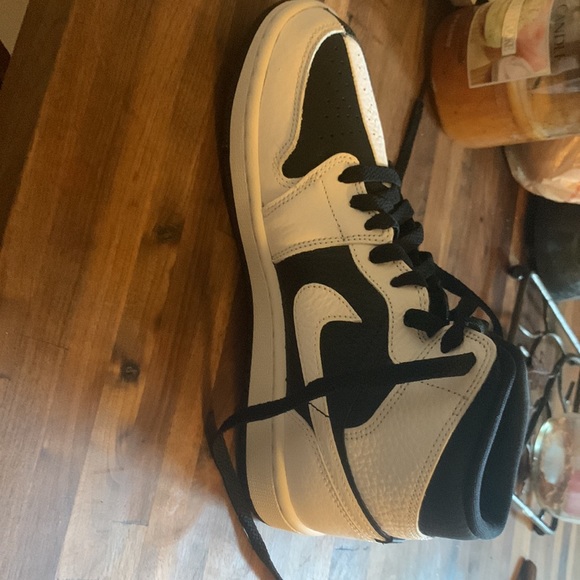 Jordan 1’s New Inverted Checker - Picture 4 of 5